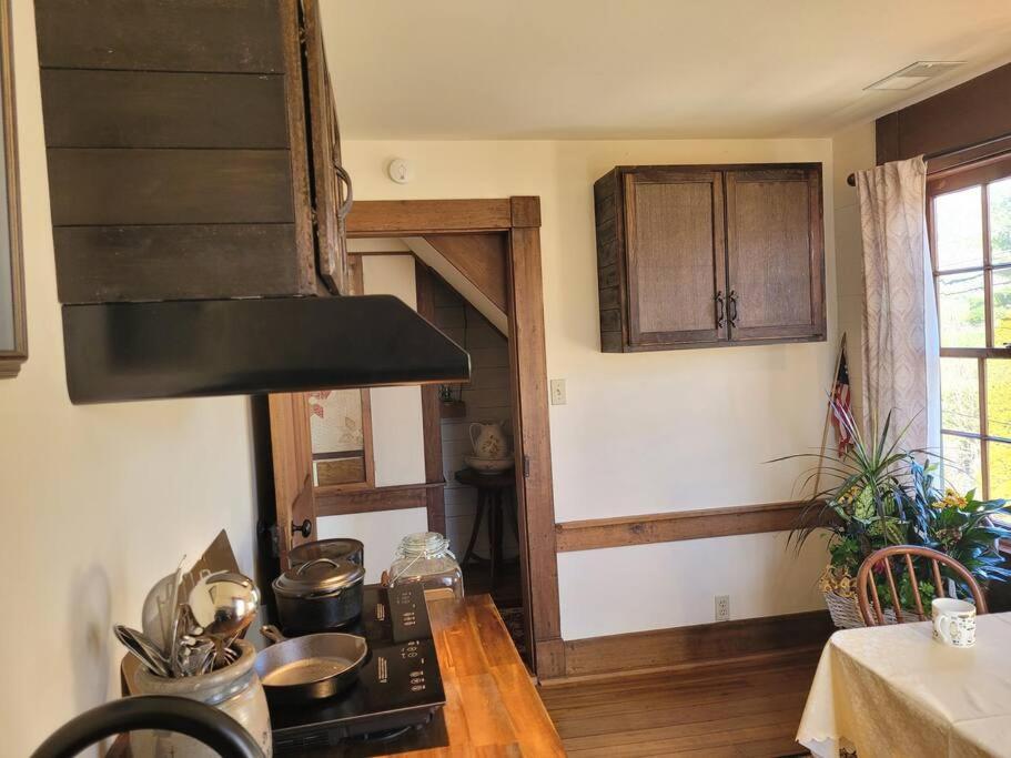 Upstairs Historic 1 Bedroom 1 Bath Suite With Mini-Kitchen, Porch & River Views Elkins Exterior foto