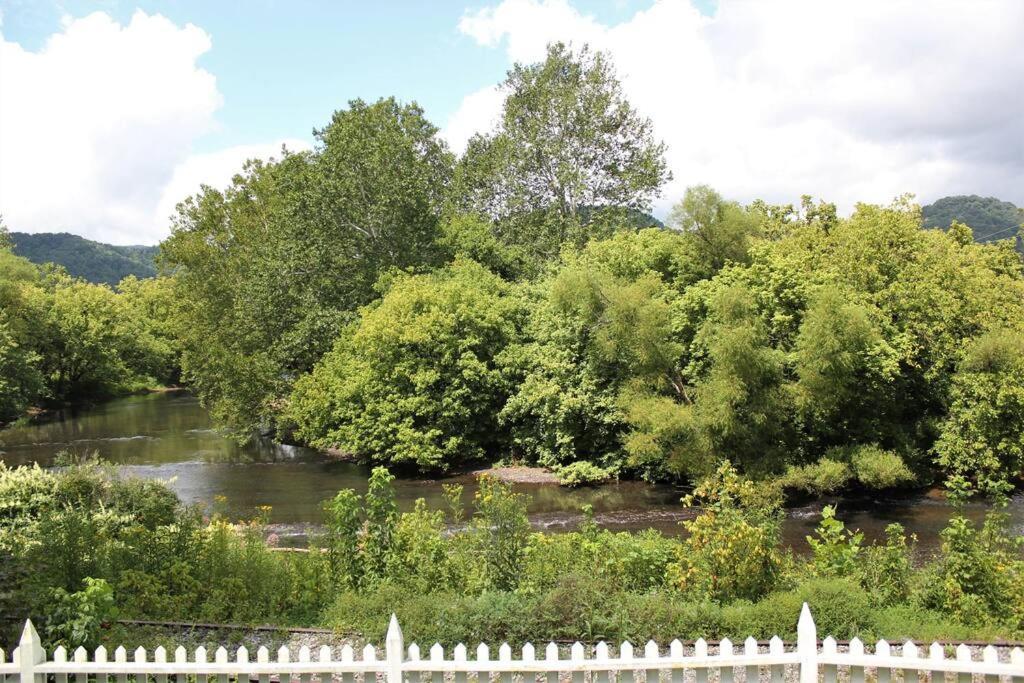 Upstairs Historic 1 Bedroom 1 Bath Suite With Mini-Kitchen, Porch & River Views Elkins Exterior foto