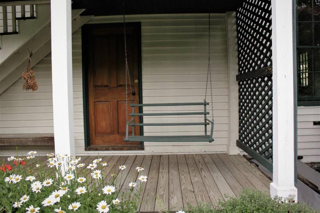 Upstairs Historic 1 Bedroom 1 Bath Suite With Mini-Kitchen, Porch & River Views Elkins Exterior foto