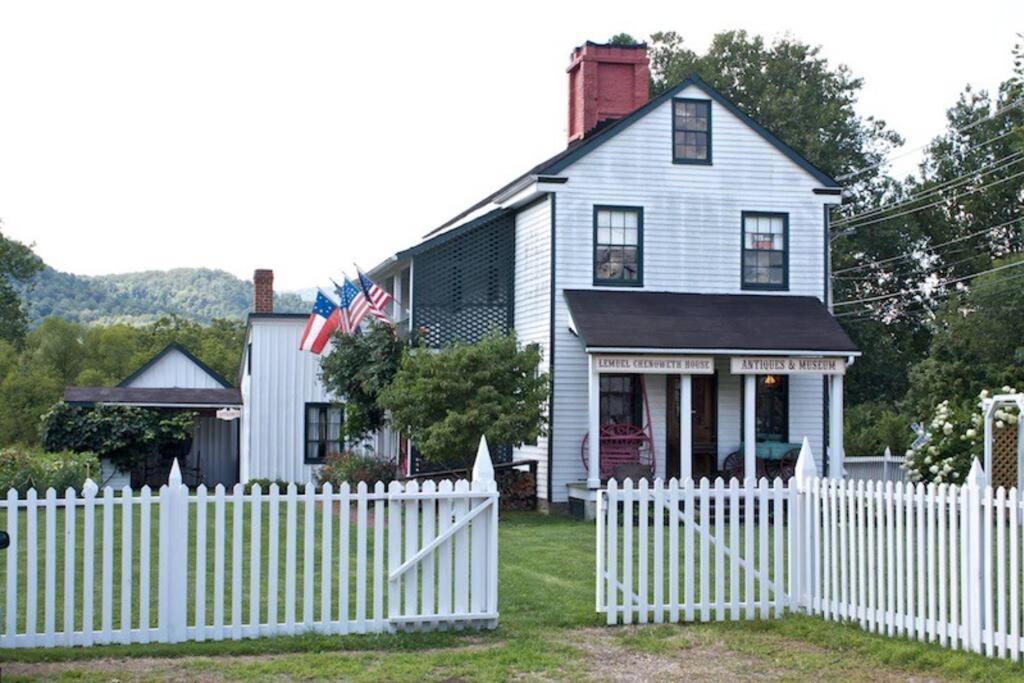 Upstairs Historic 1 Bedroom 1 Bath Suite With Mini-Kitchen, Porch & River Views Elkins Exterior foto