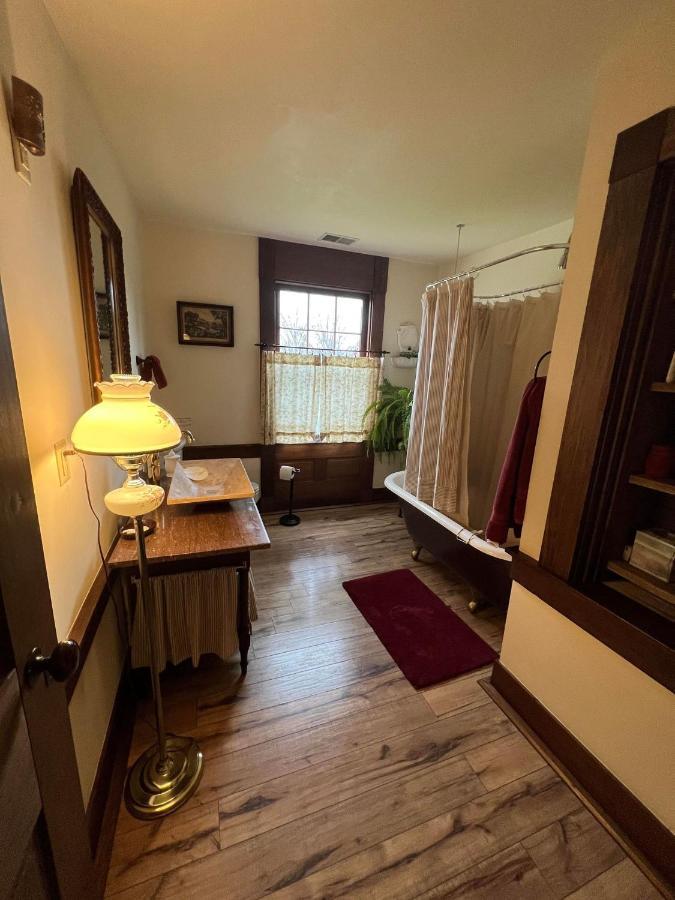 Upstairs Historic 1 Bedroom 1 Bath Suite With Mini-Kitchen, Porch & River Views Elkins Exterior foto