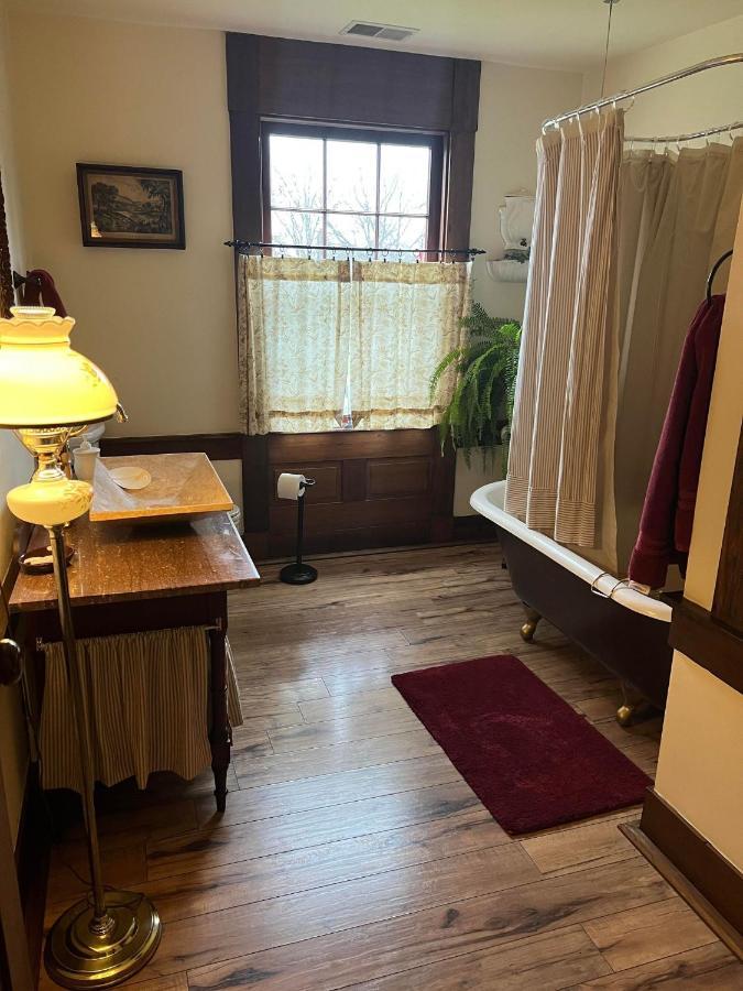 Upstairs Historic 1 Bedroom 1 Bath Suite With Mini-Kitchen, Porch & River Views Elkins Exterior foto